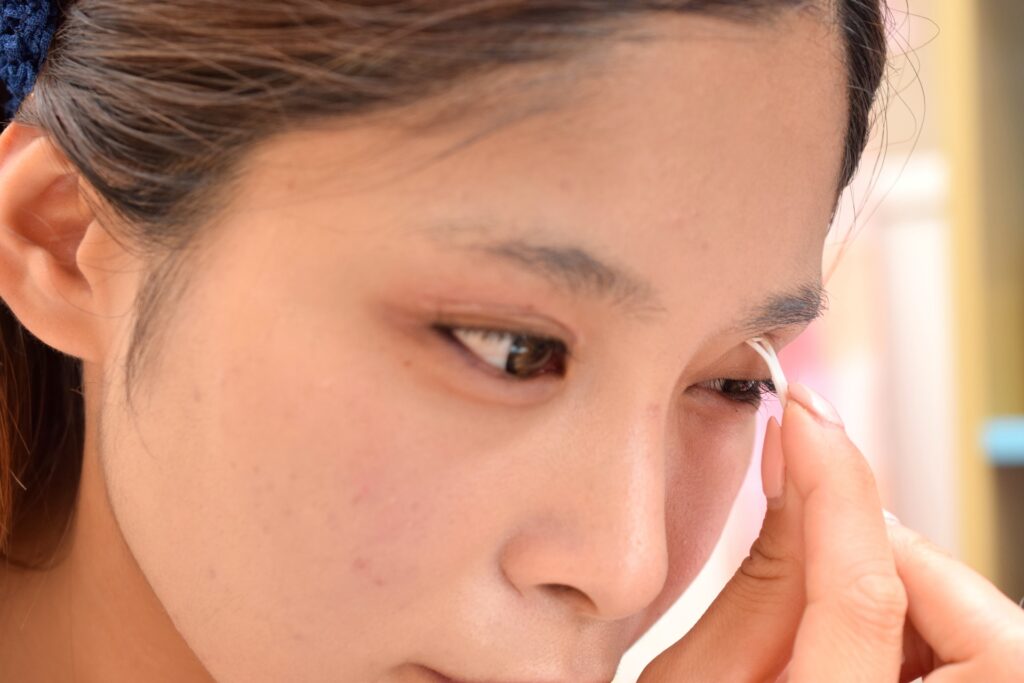 アイプチをしている女性