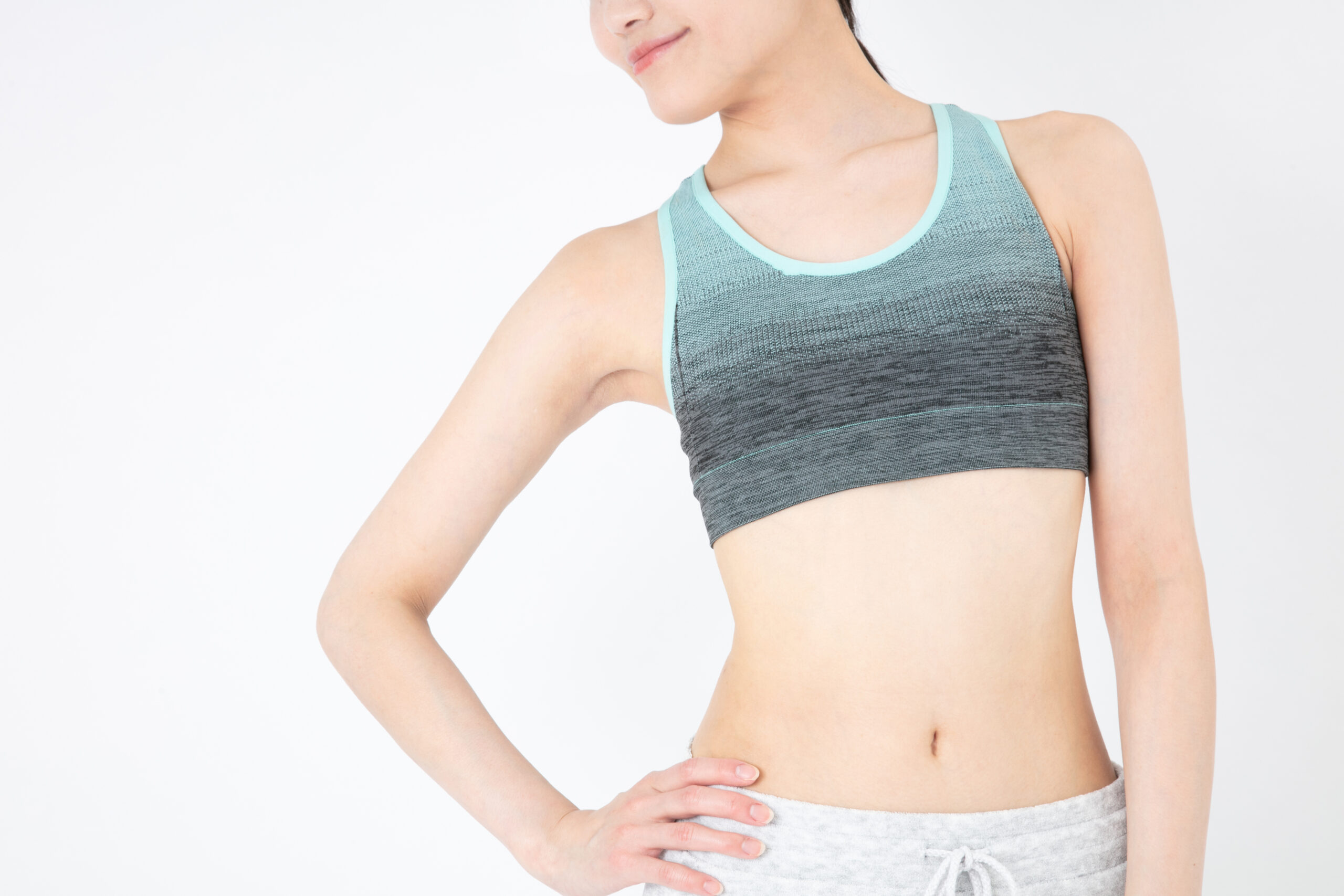 腰に手を添える女性