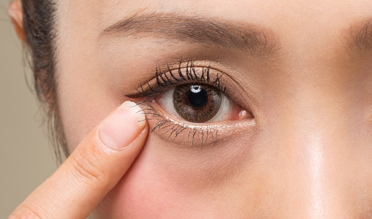 目元のたるみが気になる