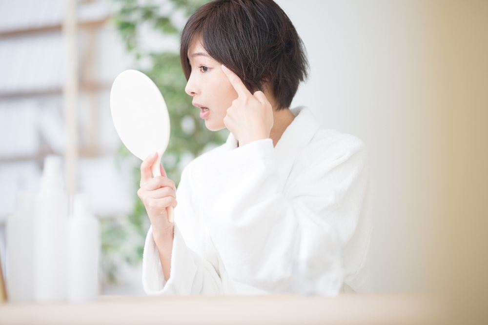 若いのに目尻のシワができるのはなぜ？原因と改善方法を解説します