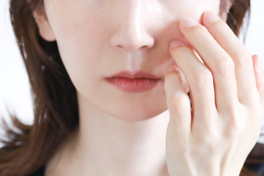 目の下のふくらみが急に現れた！原因と気になる対処法について