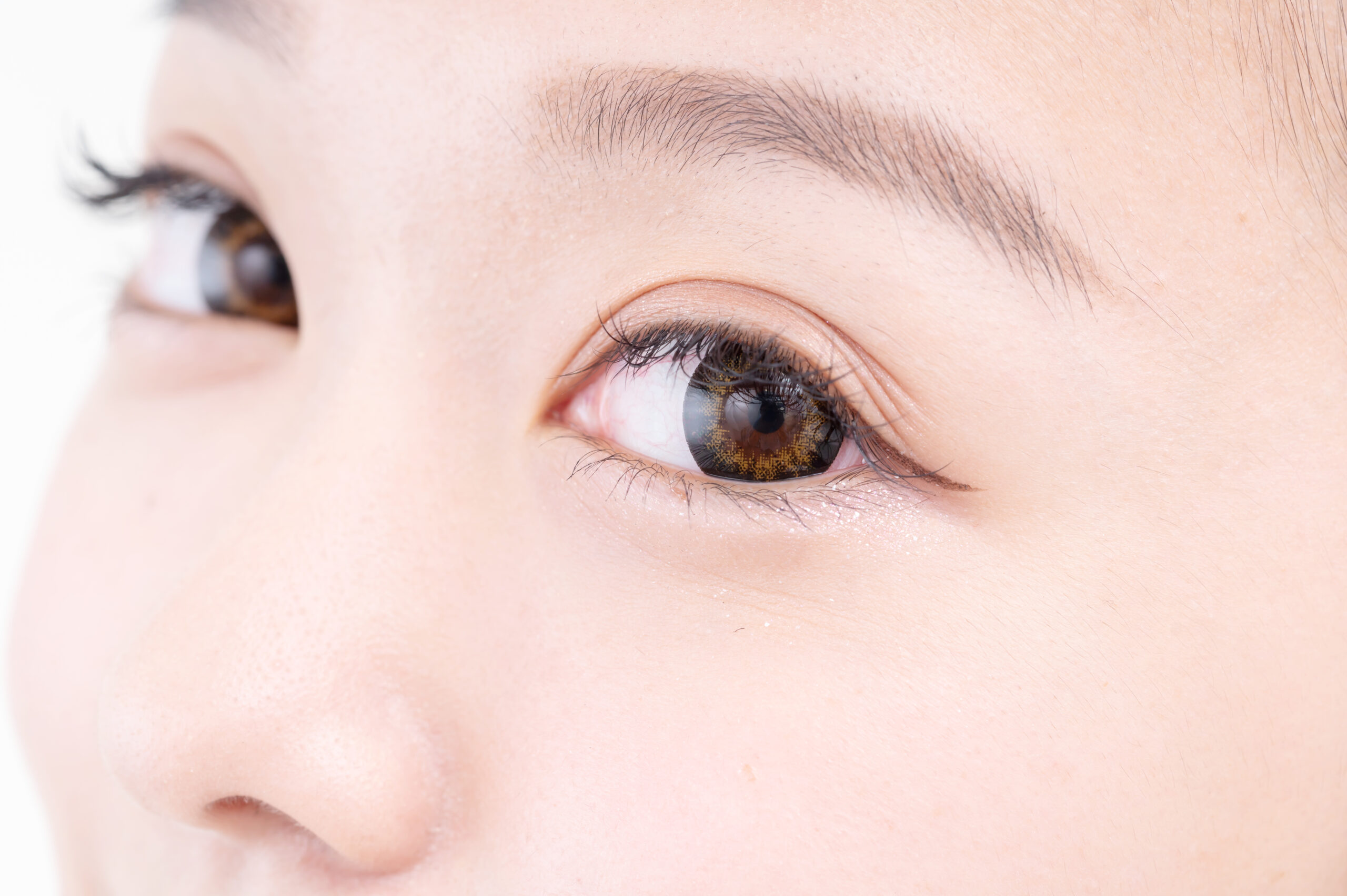 自然な二重まぶたを手に入れるには？セルフケアから整形まで解説