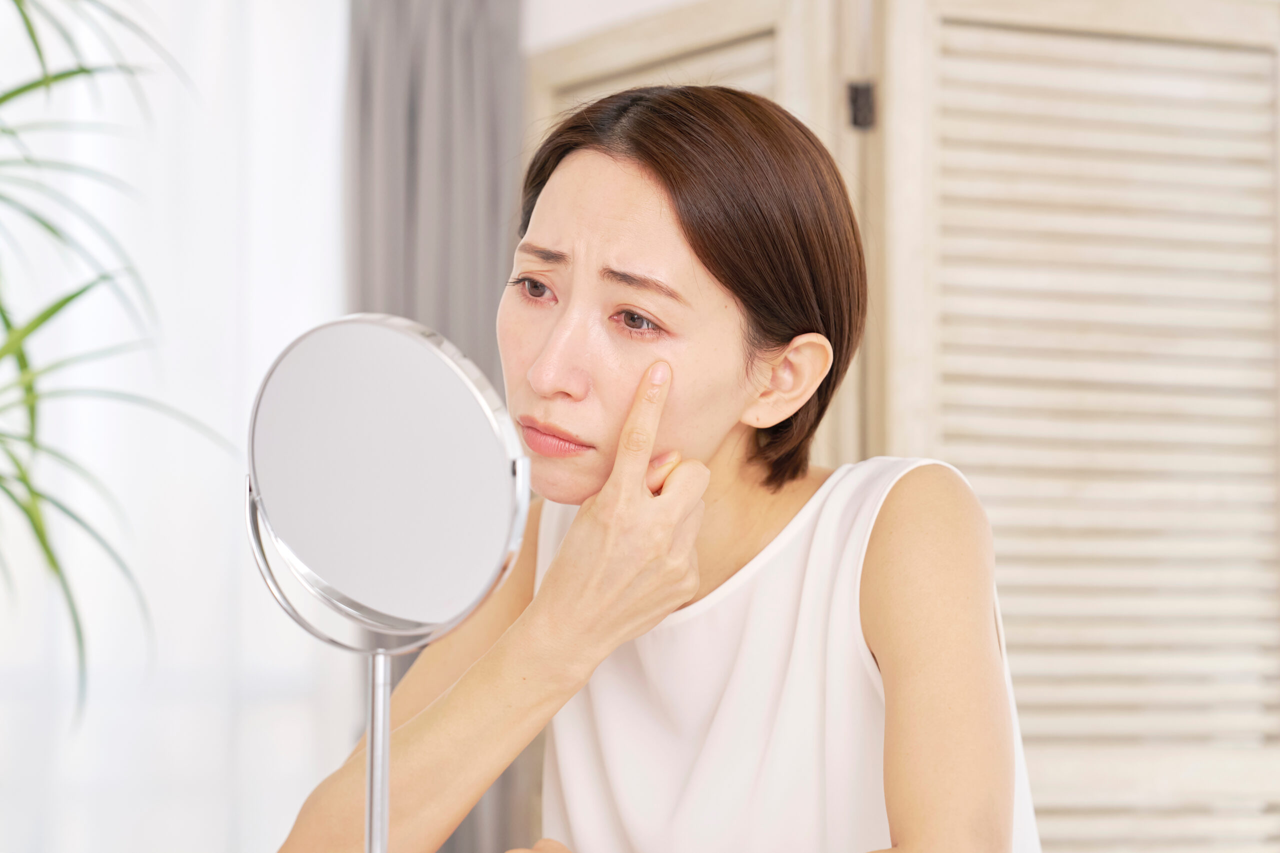 瞼に脂肪がつく原因とは？セルフケアと美容医療の選択肢を解説