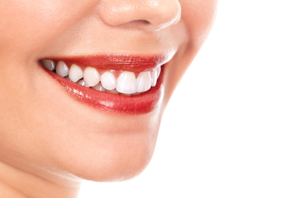 笑った時の頬肉が気になる方へ|セルフケアと美容施術のポイント