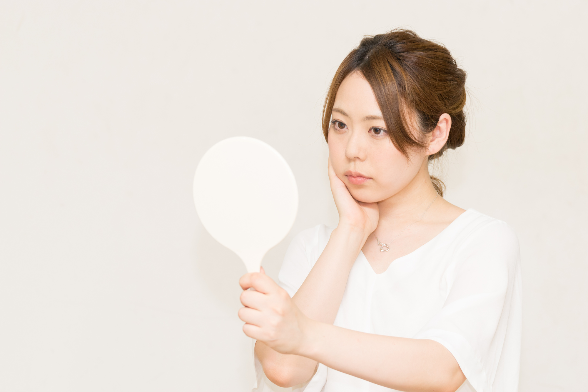 丸顔の原因と改善法|医師が教える医学的な顔痩せポイント