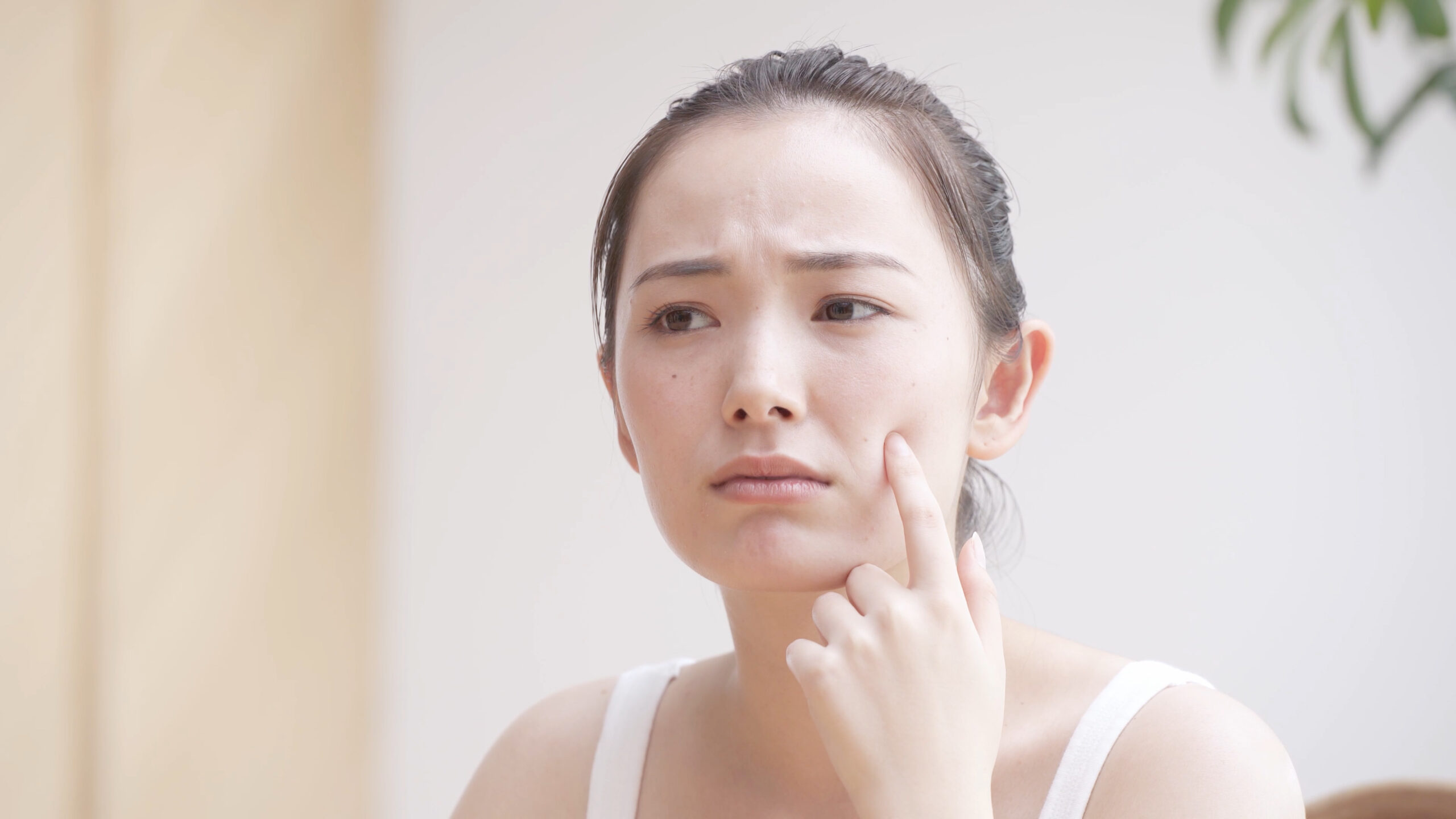 若い人の頬コケの原因を徹底解説｜セルフケアと美容医療で改善